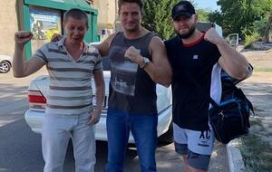 Мефедов (слева), Долженков (справа) и адвокат Рыбин сфотографировались возле СИЗО