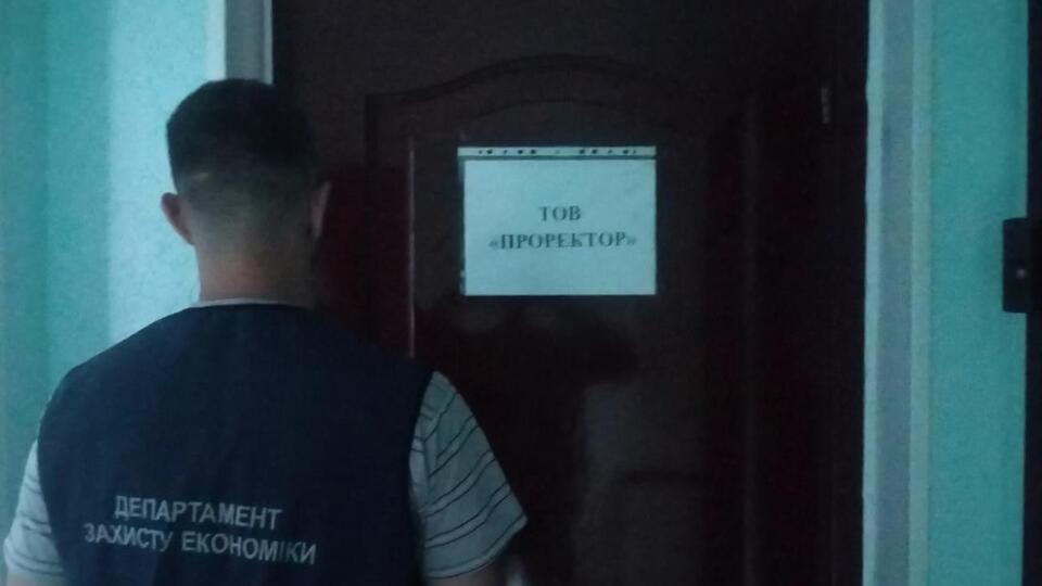 Правоохранители провели 17 санкционированных обысков