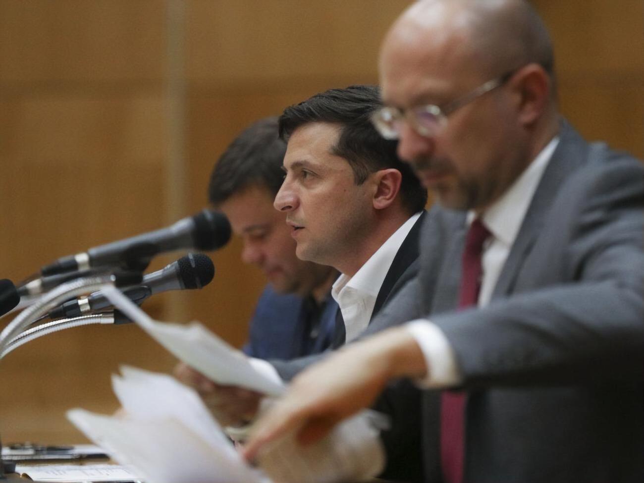 Зеленский --- Иванчуку: Я в принципе могу назвать фамилии людей, которых вы знаете, у которых эти деньги есть