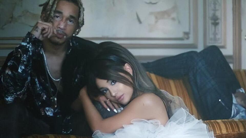 Гранде зіграла ревниву дівчину в новому ролику