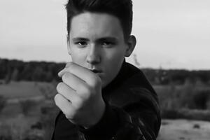 Карпук представил черно-белое видео