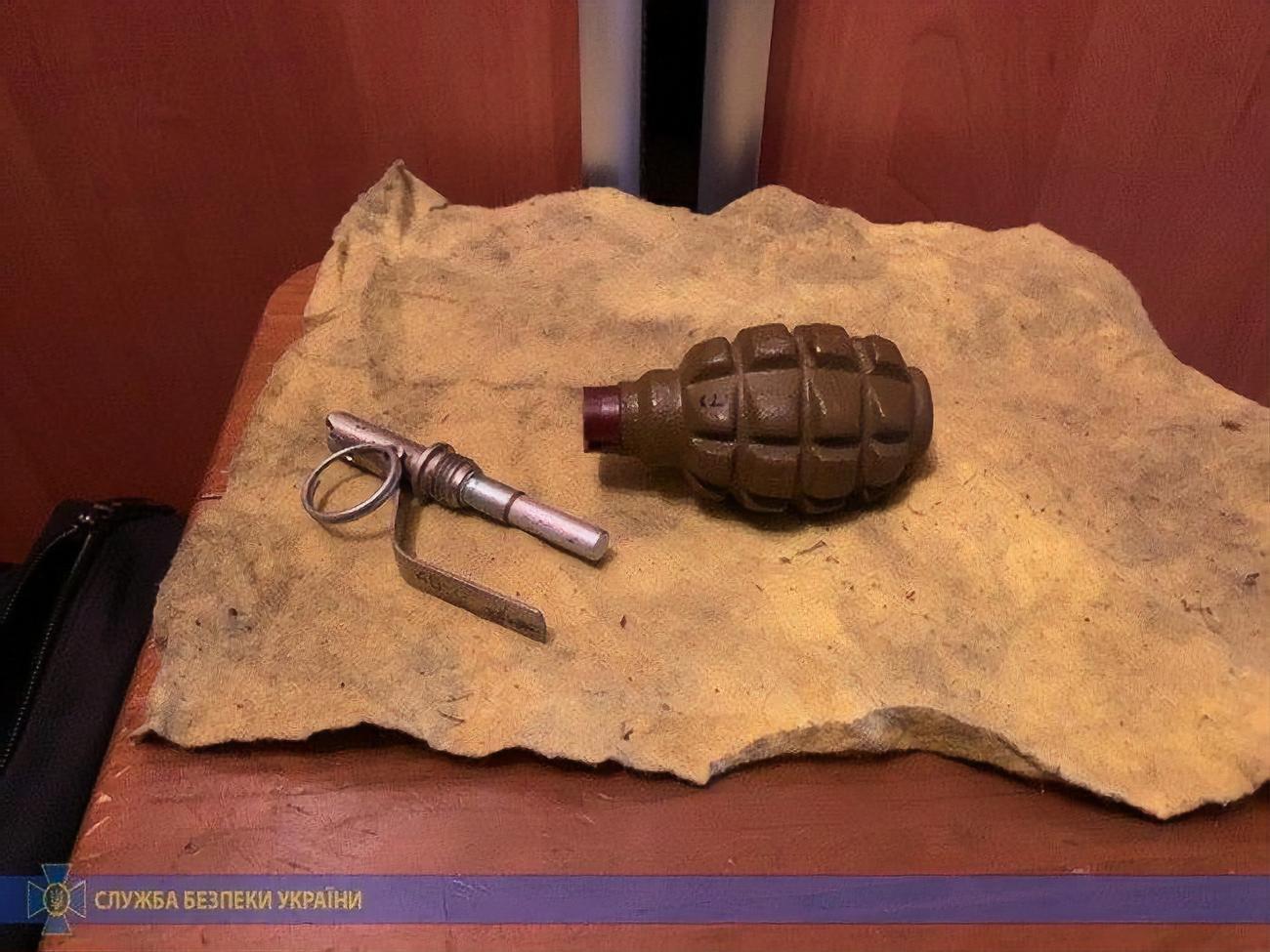 За місцями проживання підозрюваних вилучили гранату Ф-1, боєприпаси й вибухові речовини