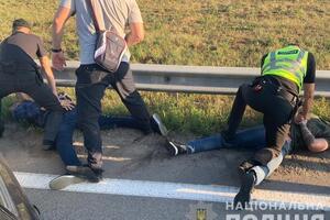 Двое граждан Грузии, задержанных по подозрению в ограблении, недавно получили гражданство Украины