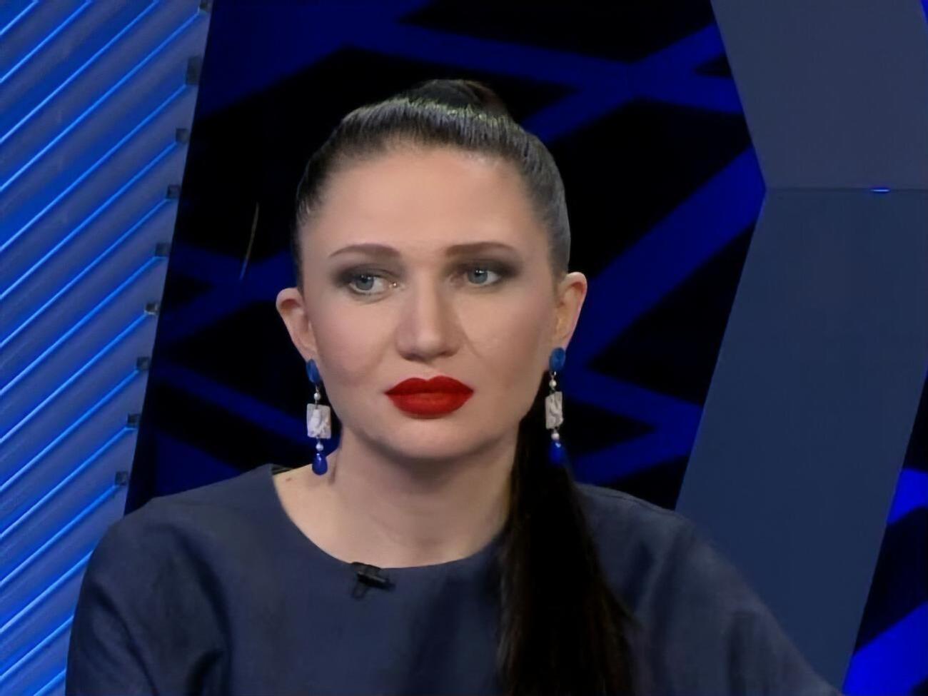Алеся Бацман: Макрон буквально с сыновьей заботой обращался с Владимиром Путиным, нежно его обнимал, верно ждал, пересаживал в тень и сам садился на солнце