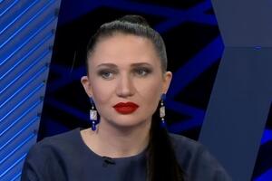 Олеся Бацман: Макрон буквально із синівською турботою ставився до Володимира Путіна, ніжно його обнімав, вірно чекав, пересаджував у тінь і сам сідав на сонці