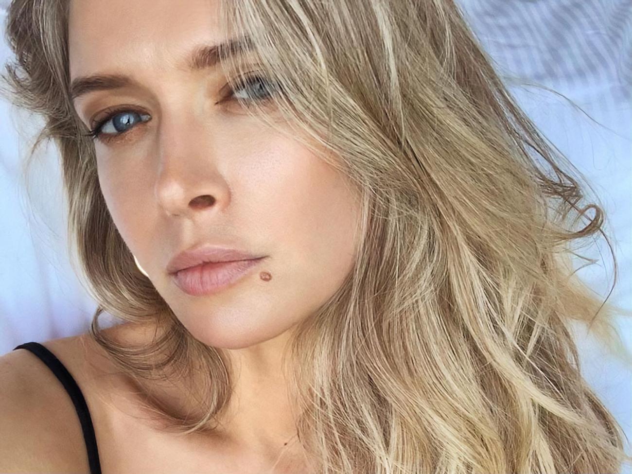 Брежнєва: Надіслав мій знімок із підписом: "Це фото треба надіслати в космос, щоб іншопланетяни полюбили людей"