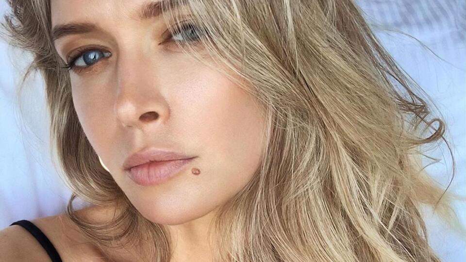 Брежнєва: Надіслав мій знімок із підписом: "Це фото треба надіслати в космос, щоб іншопланетяни полюбили людей"