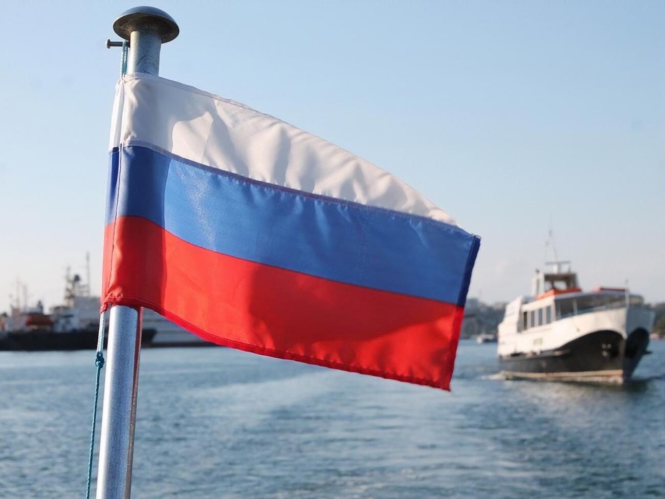 Половина росіян не може правильно описати прапор країни, а перші слова російського гімну знає тільки 17%, свідчать дані ВЦВГД