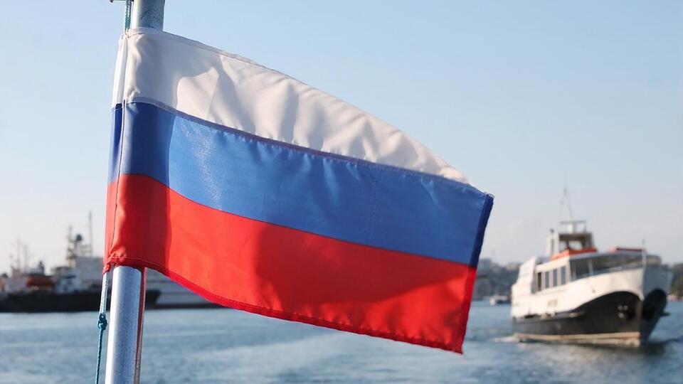 Половина россиян не могут правильно описать флаг страны, а первые слова российского гимна знают только 17%, свидетельствуют данным ВЦИОМ