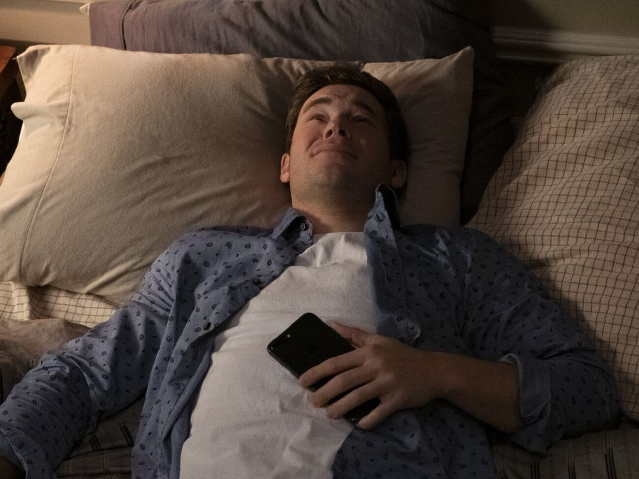 Главный герой зависим от телефона