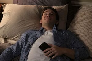 Главный герой зависим от телефона