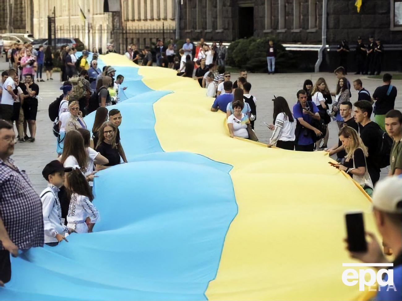 У Києві відбувся марш із велетенським прапором України. Фоторепортаж