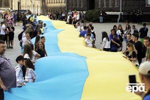 В Киеве состоялся марш с гигантским флагом Украины. Фоторепортаж