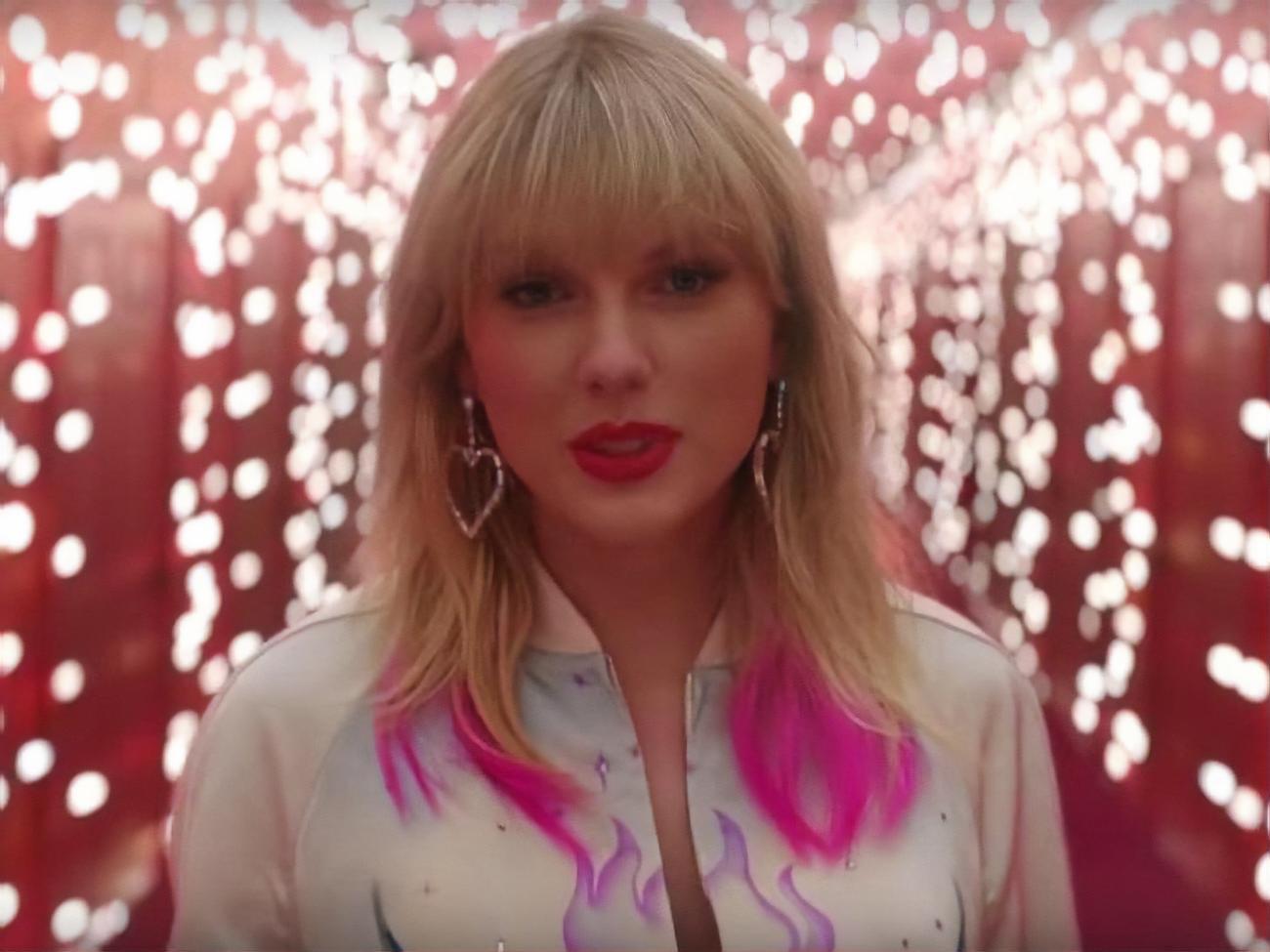Свифт презентовала рождественский ролик