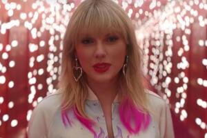 Свифт презентовала рождественский ролик