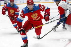 Кузнецов (на фото в центре) сдал допинг-пробу в мае 2019 года