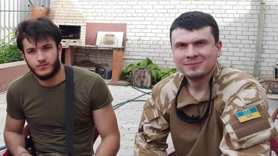 Тимерхан Мунаев (слева) и командир батальона имени Дудаева Адам Осмаев