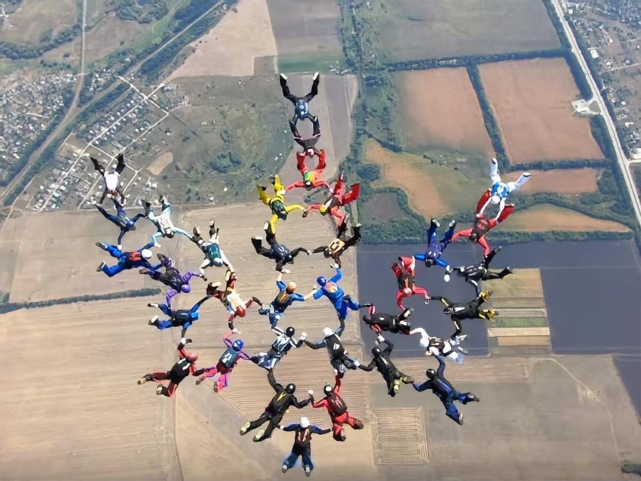 Фігуру склали над аеродромом Коротич