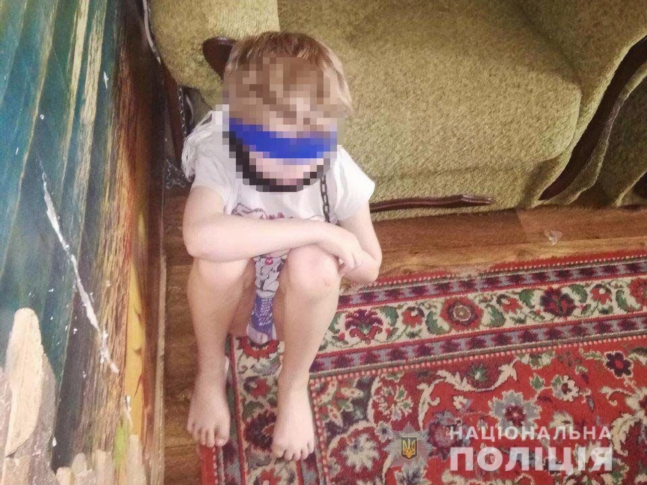 Поліція виявила хлопчика на ланцюгу