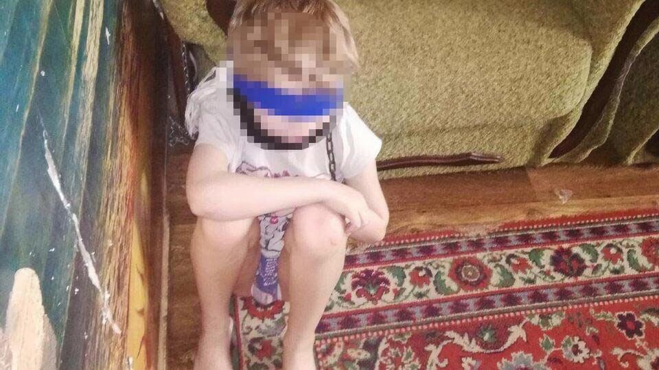 Поліція виявила хлопчика на ланцюгу