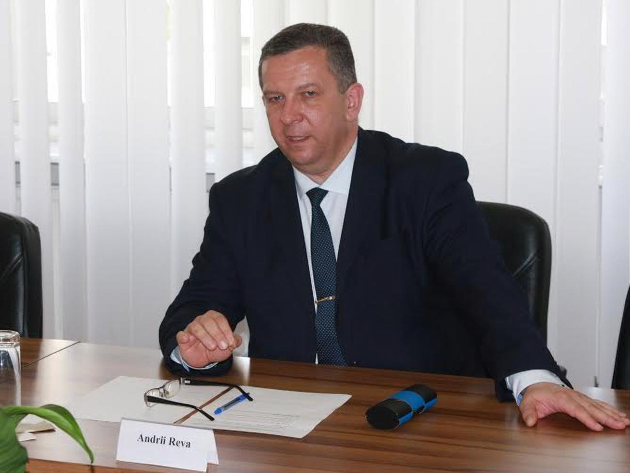 Виїзд українців за кордон на роботу Рева назвав "великою соціальною проблемою"