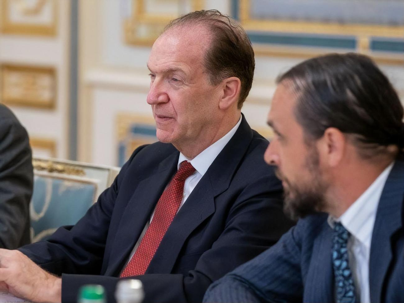 Малпасс (слева) впервые посетил Украину в качестве главы Всемирного банка