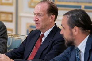 Малпасс (слева) впервые посетил Украину в качестве главы Всемирного банка