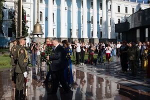 Порошенко почтил память погибших бойцов