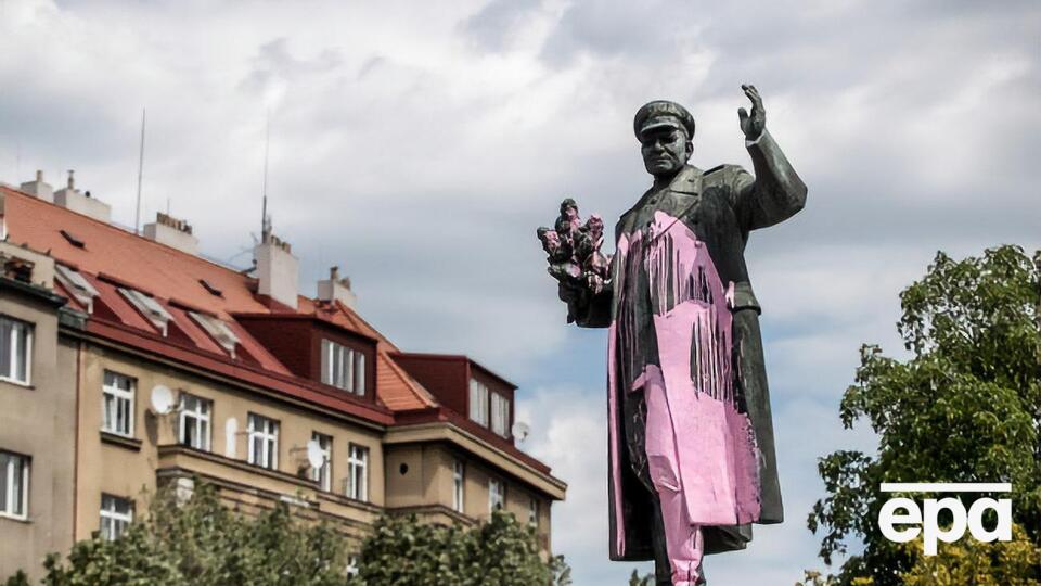 Памятник Коневу в Праге неоднократно обливали краской
