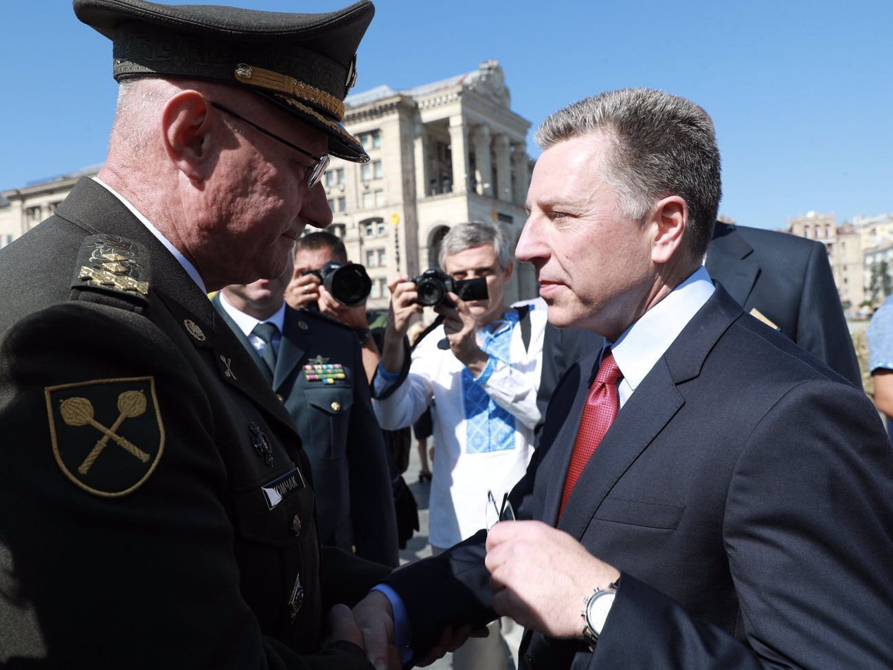 Волкер (на фото справа) пожал руку Хомчаку