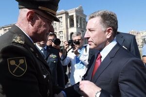 Волкер (на фото праворуч) потиснув руку Хомчаку