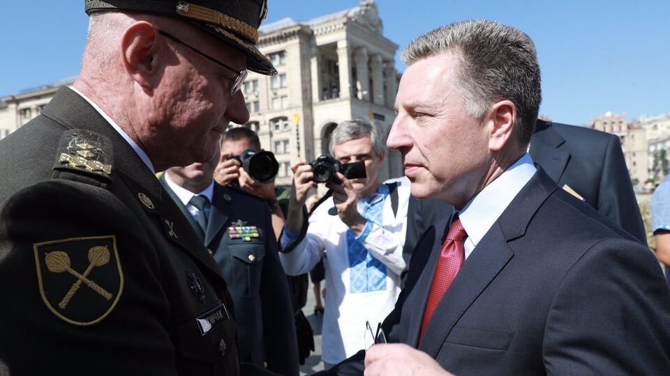 Волкер (на фото справа) пожал руку Хомчаку