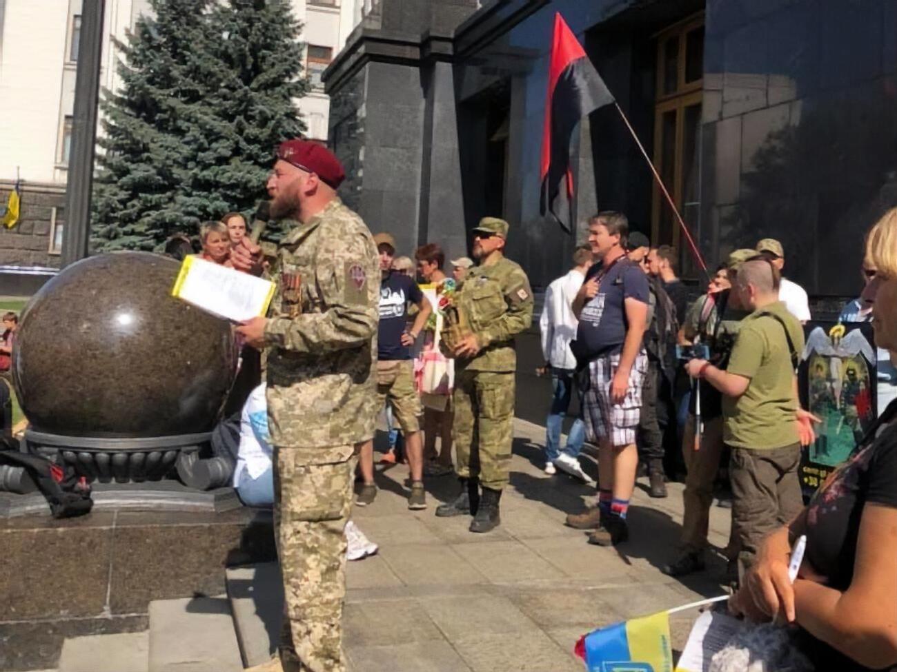 Біля президентської резиденції зібралися військові, добровольці та громадські діячі
