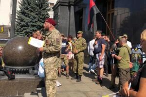 Біля президентської резиденції зібралися військові, добровольці та громадські діячі