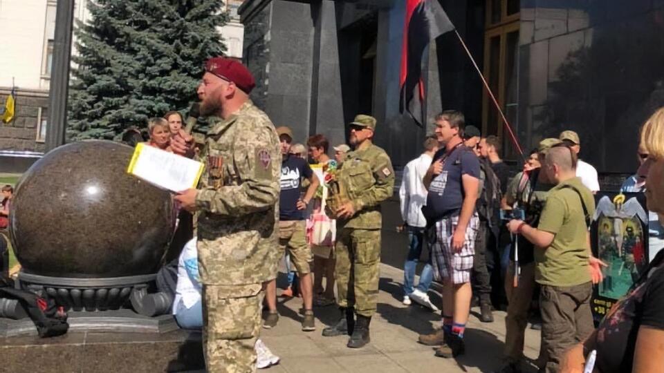 Біля президентської резиденції зібралися військові, добровольці та громадські діячі
