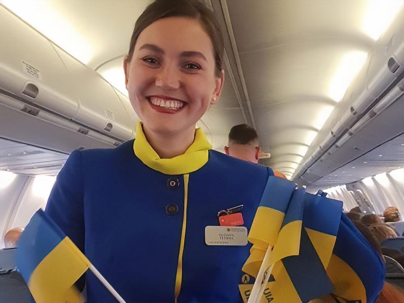 Пасажирам роздавали синьо-жовті прапорці