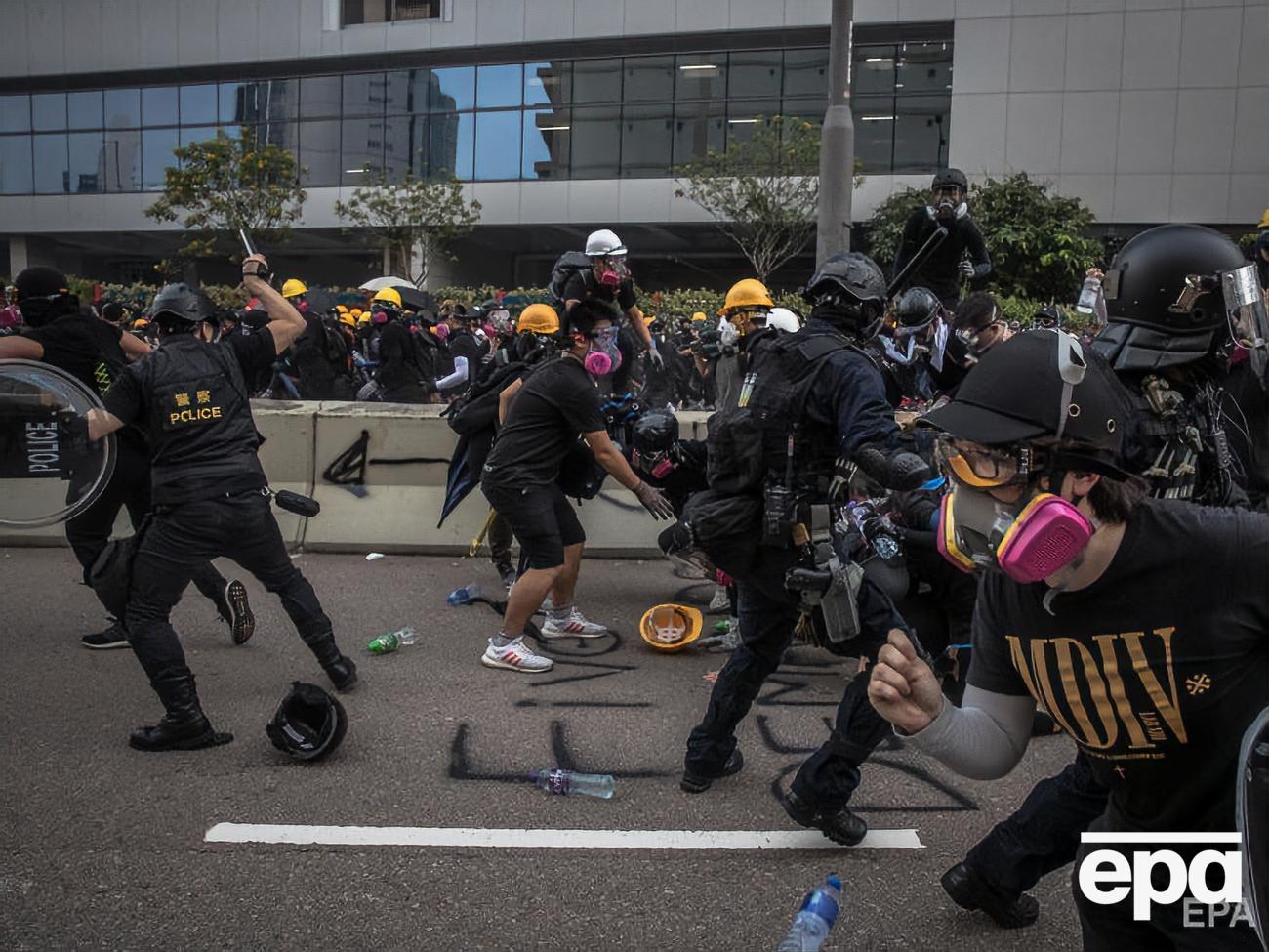 Хотя митинг в Гонконге был согласован с властями, вновь не обошлось без драк протестующих с полицией
