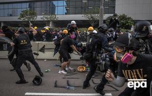 Хотя митинг в Гонконге был согласован с властями, вновь не обошлось без драк протестующих с полицией