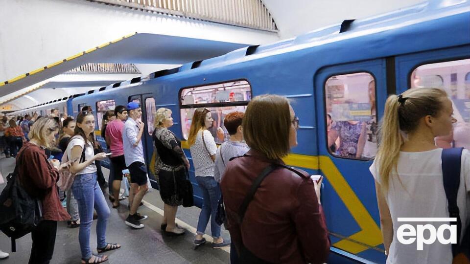 У київському метро перестануть продавати картки на деяких станціях