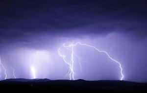 Молния ударила в дерево на поле для гольфа
