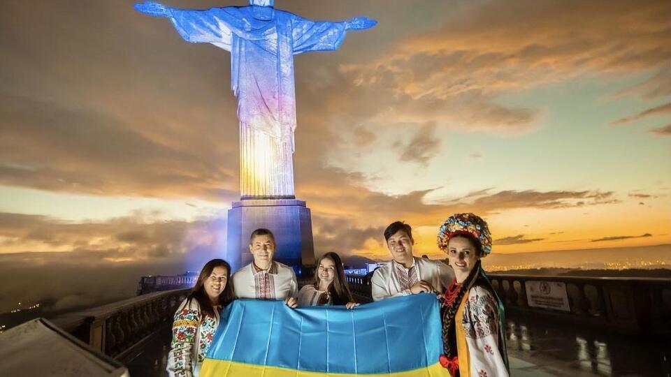 Статую неоднократно подсвечивали в цвета украинского флага