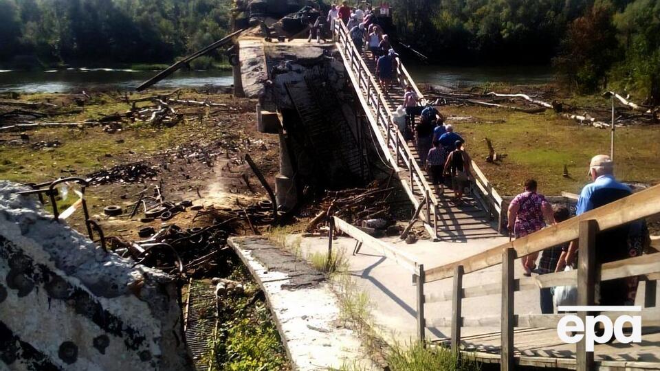 На місці зруйнованого автомобільного мосту у Станиці Луганській спорудили тимчасовий дерев'яний