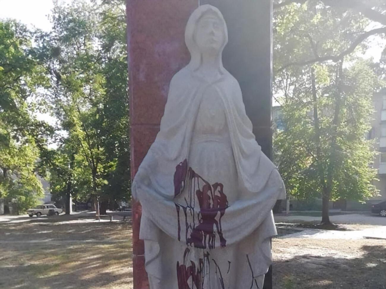 Пам'ятник облили червоною фарбою