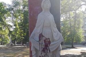 Памятник облили красной краской