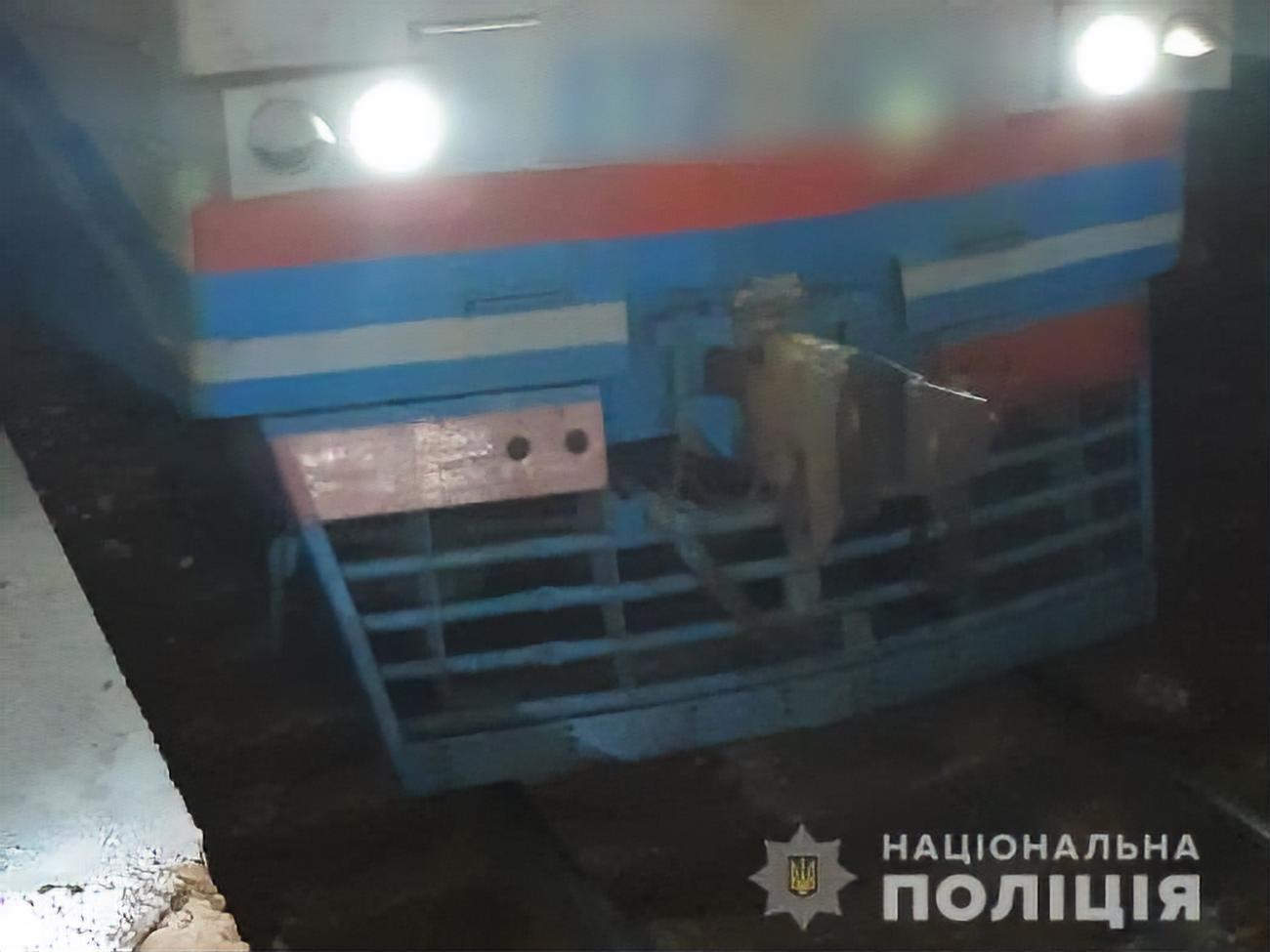 Мужчина сидел на рельсах и не реагировал на сигналы машиниста