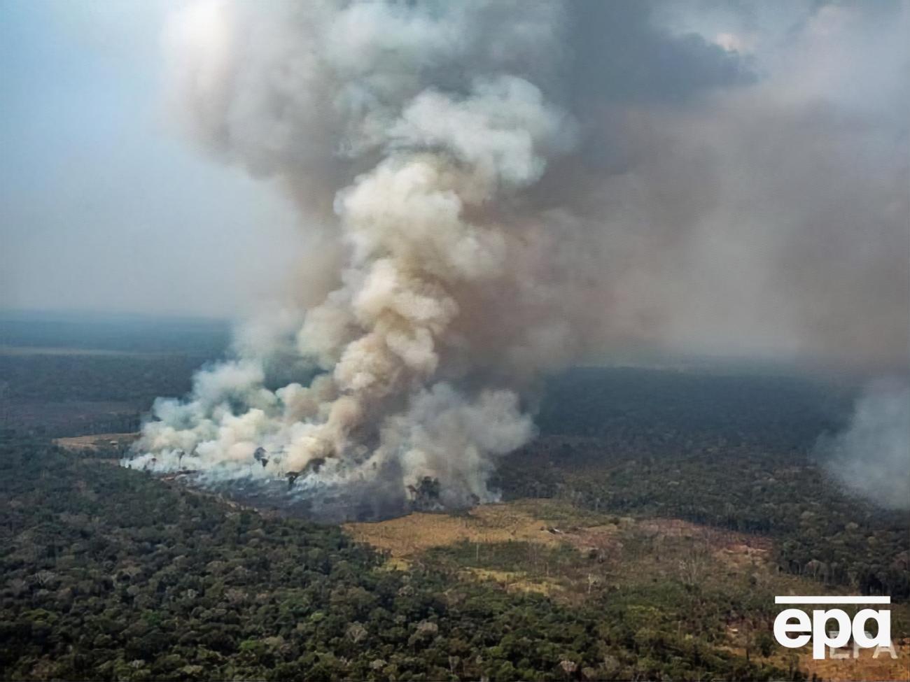 Пожары тушат при помощи военной авиации