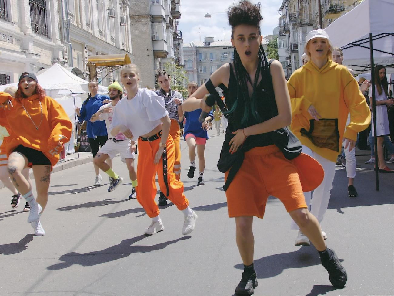 Алина Паш показала в ролике уличный фестиваль