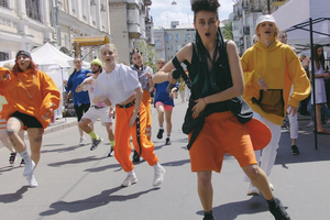 Алина Паш показала в ролике уличный фестиваль