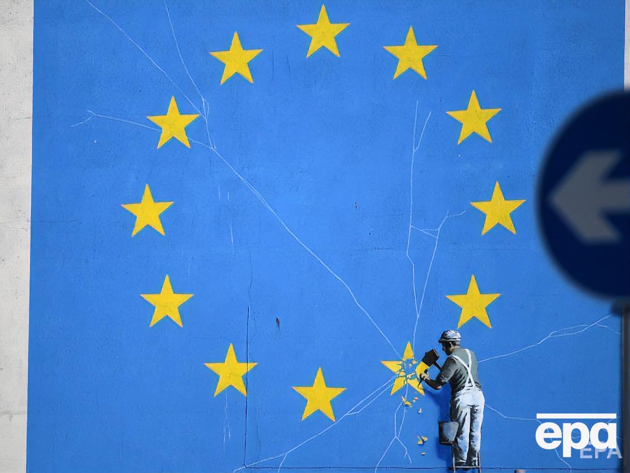 Бенксі намалював на фасаді будинку робітника, який збиває інструментами одну із зірок на прапорі ЄС
