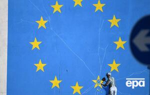 Бенксі намалював на фасаді будинку робітника, який збиває інструментами одну із зірок на прапорі ЄС